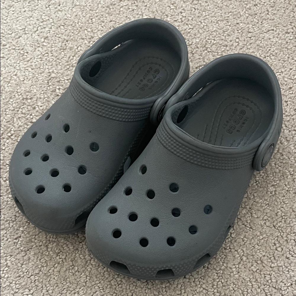 Toddler classic crocs in grey, size 9